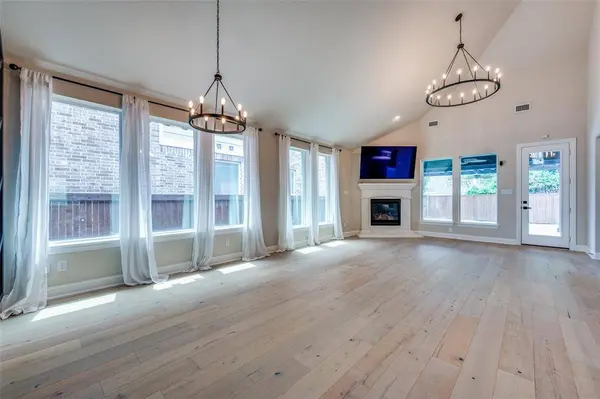 900 Southern Hills Way, Aubrey, TX 76227