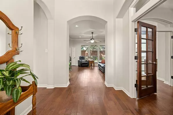 608 Lonesome Dove Trail, Hurst, TX 76054