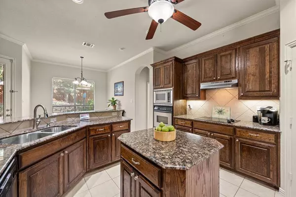 608 Lonesome Dove Trail, Hurst, TX 76054