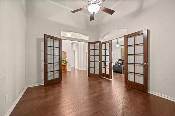 608 Lonesome Dove Trail, Hurst, TX 76054