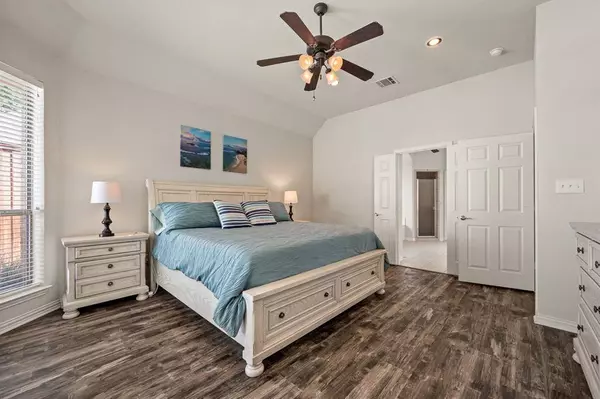 608 Lonesome Dove Trail, Hurst, TX 76054