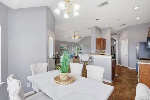 4043 MISTFLOWER DR, Converse, TX 78109