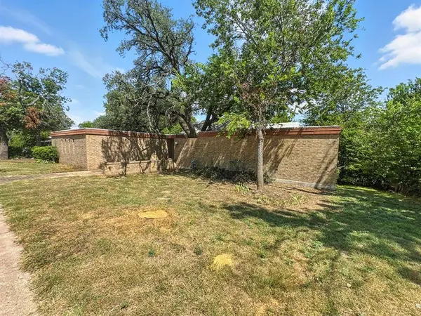 601 E Henry Street, Hamilton, TX 76531