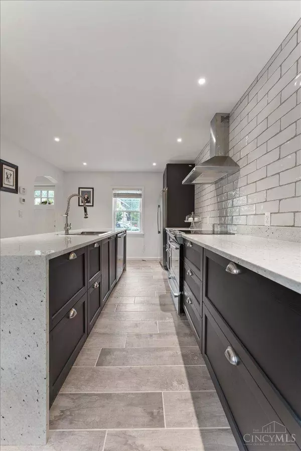 5894 E Woodmont Ave, Cincinnati, OH 45213