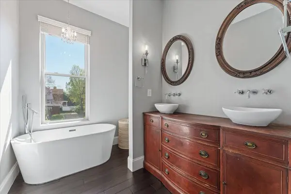 1813 Weyer Ave, Cincinnati, OH 45212-2919
