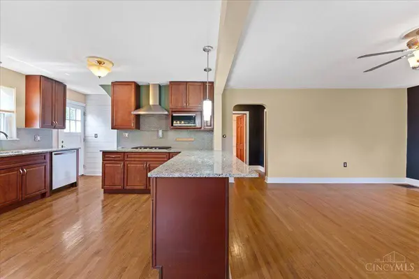 2304 E Galbraith Rd, Reading, OH 45237