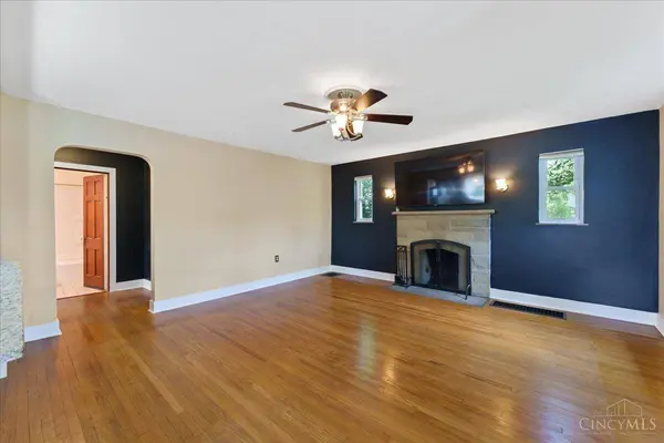 2304 E Galbraith Rd, Reading, OH 45237