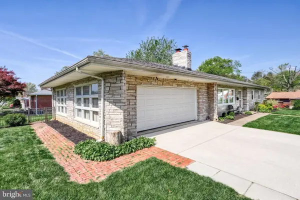 52 CENTER DR, Camp Hill, PA 17011