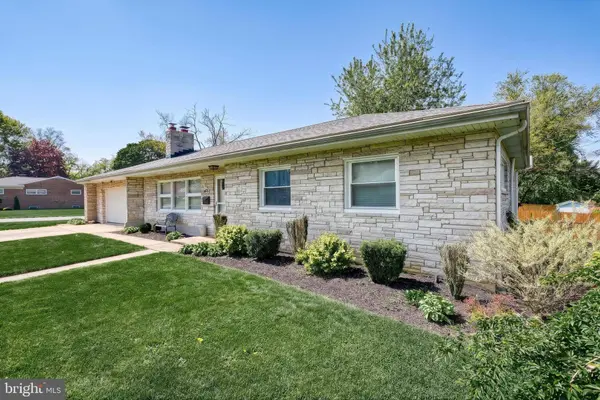 52 CENTER DR, Camp Hill, PA 17011