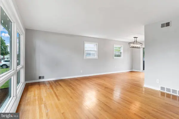 102 E WOODLAND DR, Mechanicsburg, PA 17055