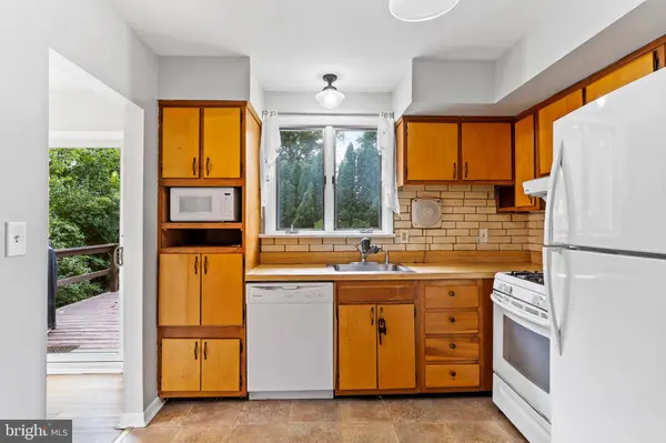 102 E WOODLAND DR, Mechanicsburg, PA 17055