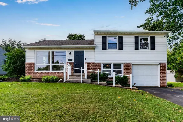 102 E WOODLAND DR