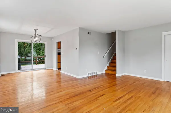 102 E WOODLAND DR, Mechanicsburg, PA 17055