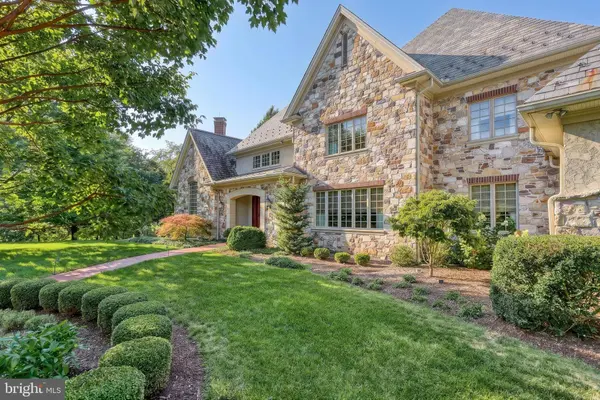 7 WHITE OAK CIR, Lemoyne, PA 17043