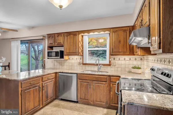 2417 CLOVER DR, Mechanicsburg, PA 17055