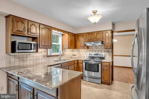 2417 CLOVER DR, Mechanicsburg, PA 17055