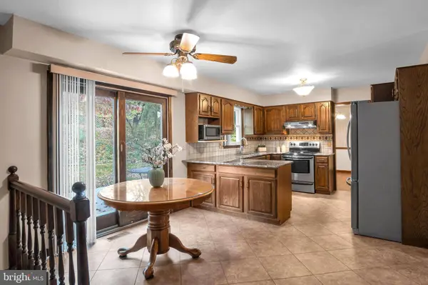2417 CLOVER DR, Mechanicsburg, PA 17055
