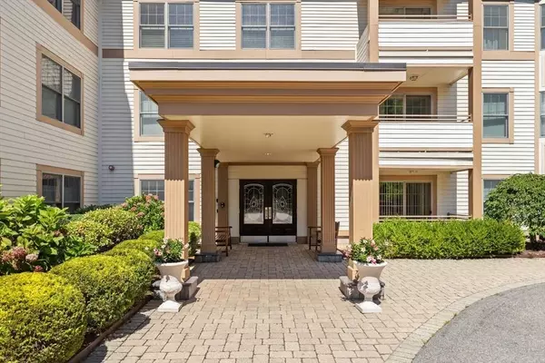 12 Russell Rd #303, Wellesley, MA 02482