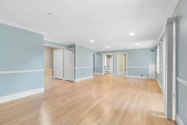 12 Russell Rd #303, Wellesley, MA 02482