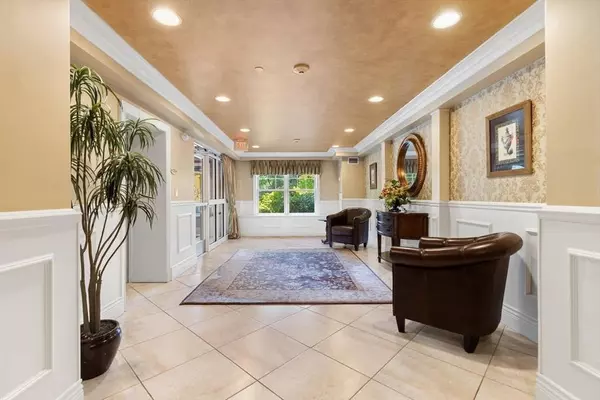 12 Russell Rd #303, Wellesley, MA 02482