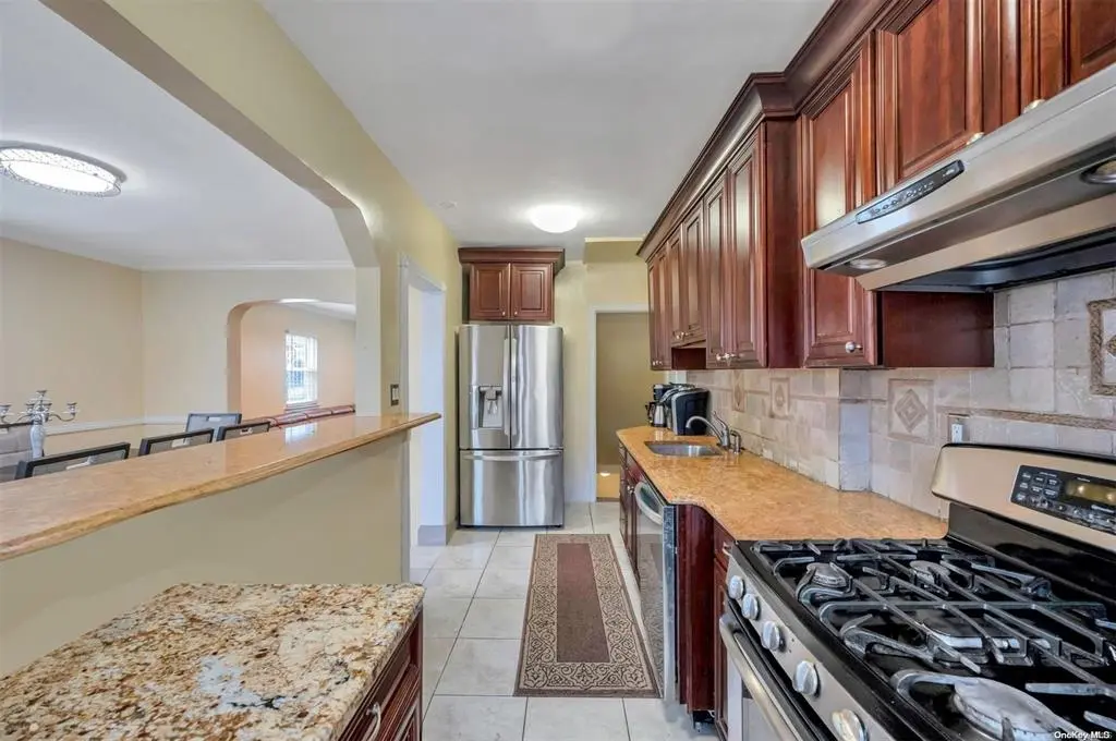21-89 47th St, Astoria, NY 11105