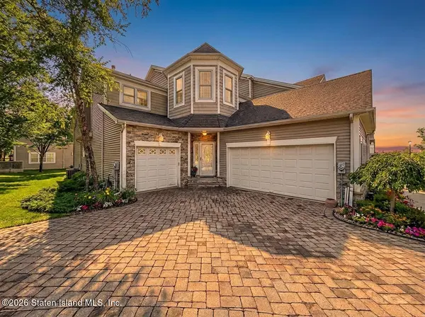 20 Tides Ln, Staten Island, NY 10309