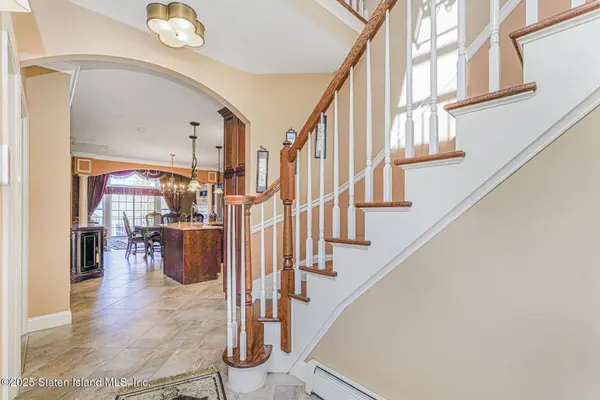 78 Topside LN, Staten Island, NY 10309