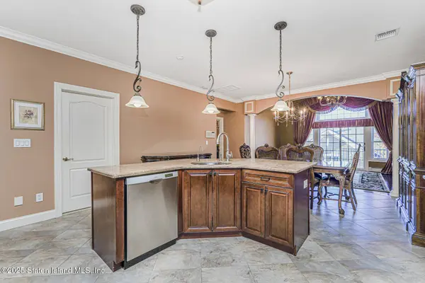 78 Topside LN, Staten Island, NY 10309