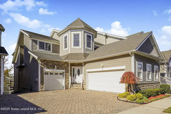 78 Topside LN, Staten Island, NY 10309