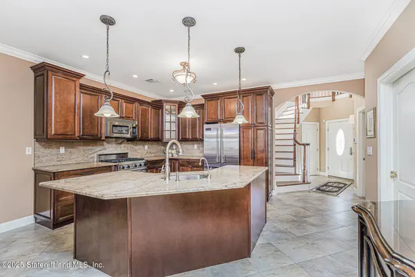 78 Topside LN, Staten Island, NY 10309