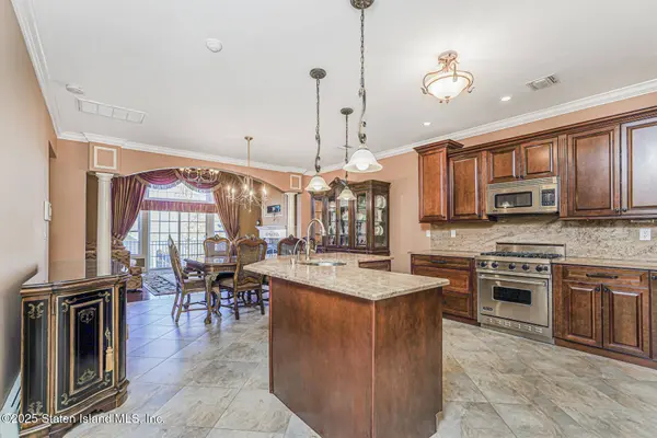 78 Topside LN, Staten Island, NY 10309