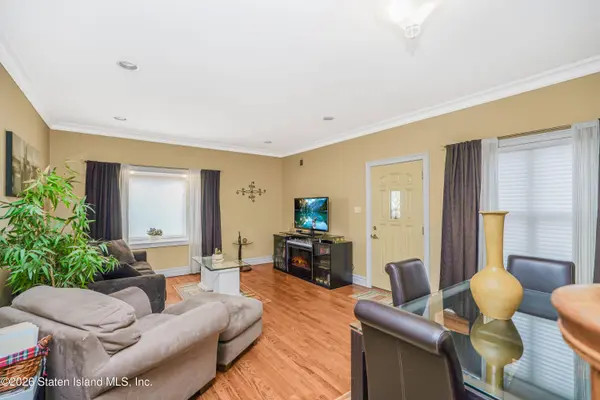 53 Dockside LN, Staten Island, NY 10308