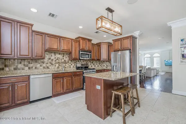 77 Presentation CIR, Staten Island, NY 10312