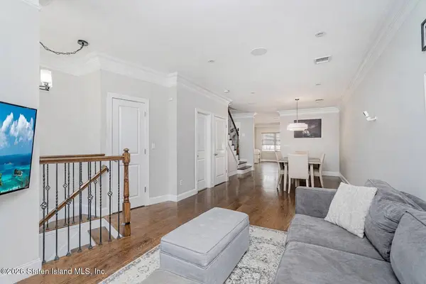 77 Presentation CIR, Staten Island, NY 10312