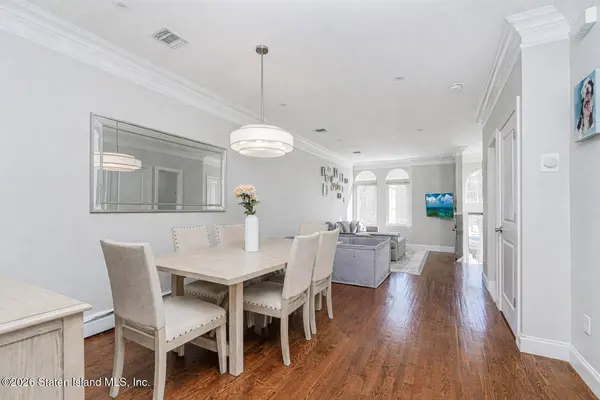 77 Presentation CIR, Staten Island, NY 10312