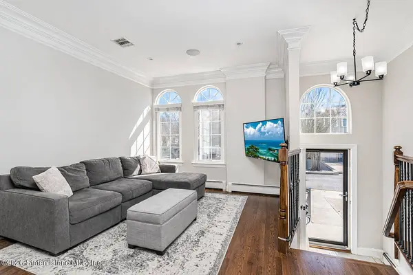 77 Presentation CIR, Staten Island, NY 10312