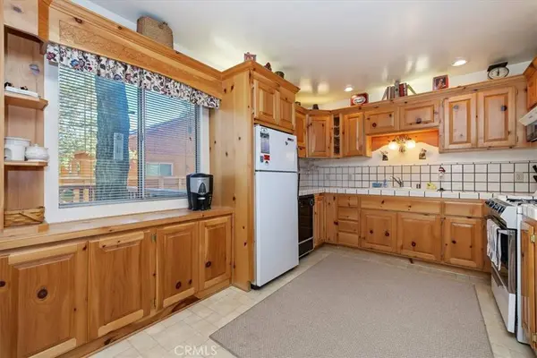 627 Sunset LN, Sugarloaf, CA 92386
