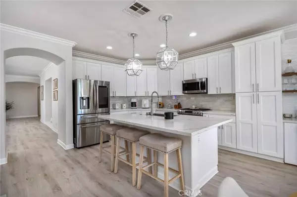menifee-home-upgraded-kitchen-quartz-countertops.jpg