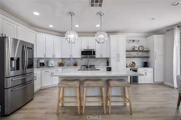 menifee-home-upgraded-kitchen-quartz-countertops.jpg