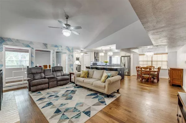 305 Hemlock Drive, Grand Prairie, TX 75052