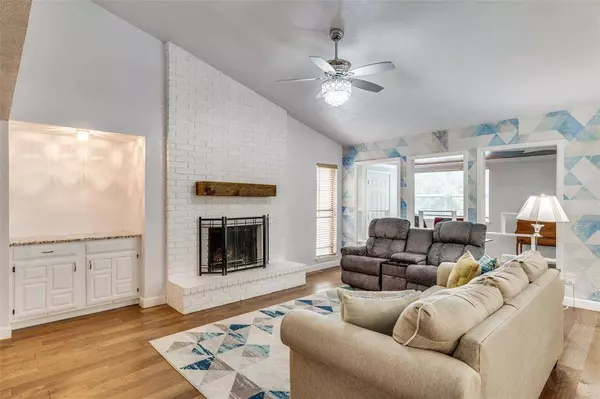 305 Hemlock Drive, Grand Prairie, TX 75052