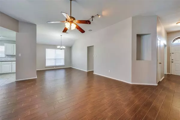 315 Mcmurtry Drive, Arlington, TX 76002