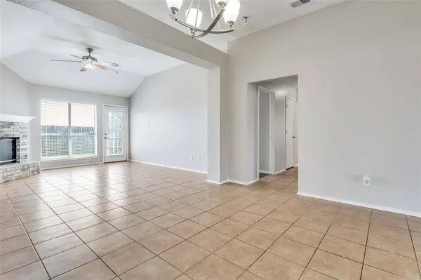 800 Ponselle Drive, Arlington, TX 76001