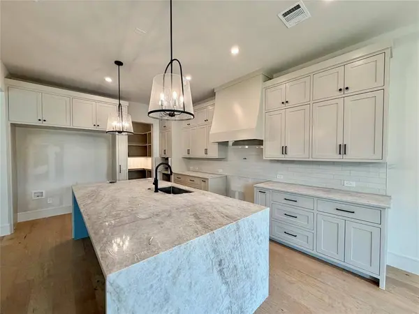 820 Edgefield Road, Fort Worth, TX 76107