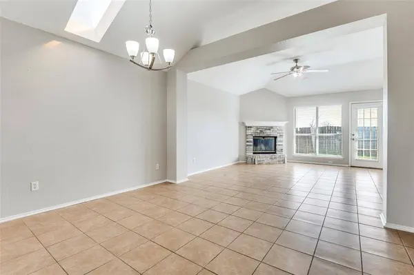 800 Ponselle Drive, Arlington, TX 76001