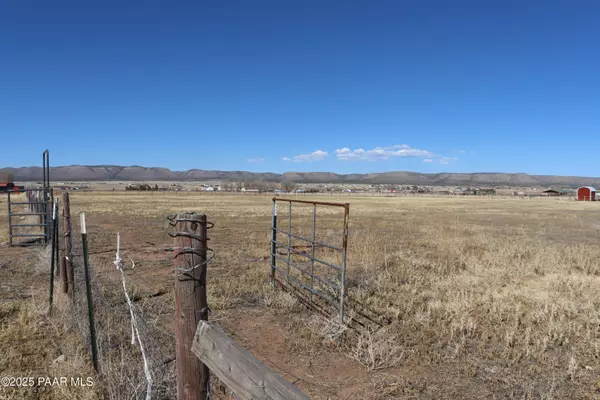 25683 N Champagne LN, Paulden, AZ 86334