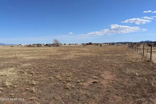 25683 N Champagne LN, Paulden, AZ 86334