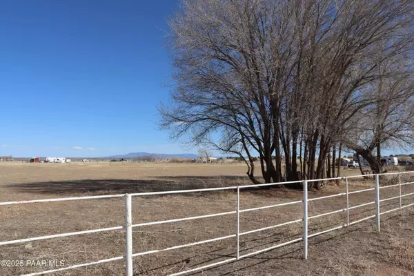 25683 N Champagne LN, Paulden, AZ 86334