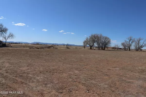 25683 N Champagne LN, Paulden, AZ 86334