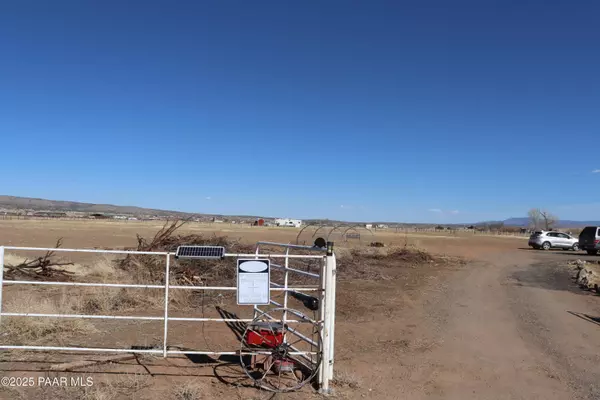 25683 N Champagne LN, Paulden, AZ 86334